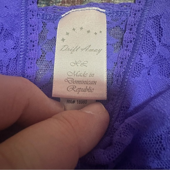 Y2K Purple lace cami dress with adjustable straps
Semi sheer size XL - Picture 5 of 7